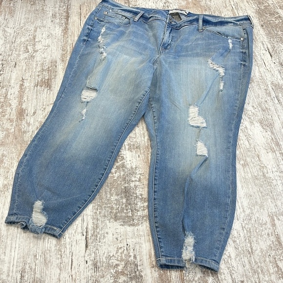 Torrid NWT Classic Verona Destructed Ankle Skinny Jeans Size 24 - Picture 9 of 11